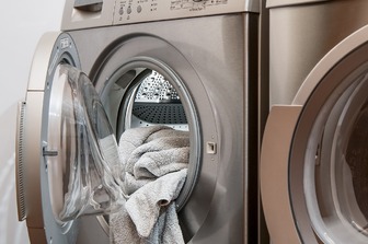 Дивовижний лайфхак: як звичайний пакет покращить ваше прання